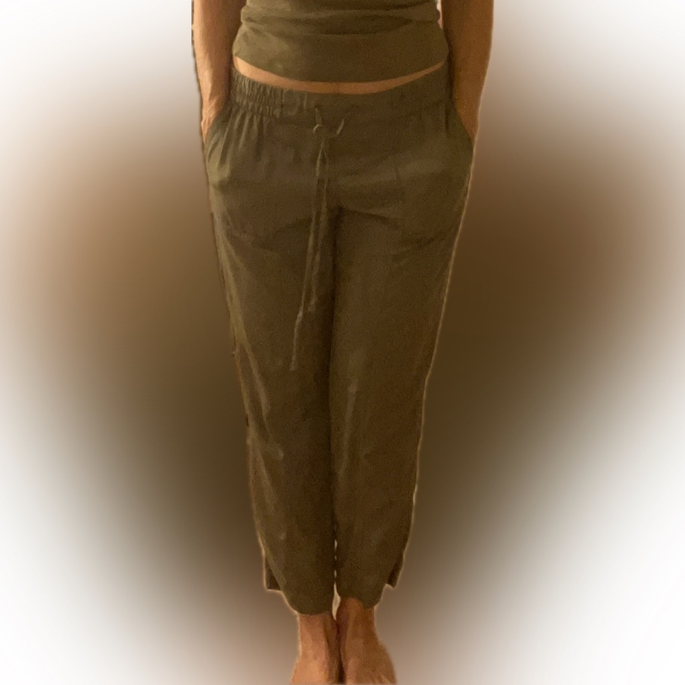 Old Navy army, green drawstring, cropped pants sizes 24” inseam worn once